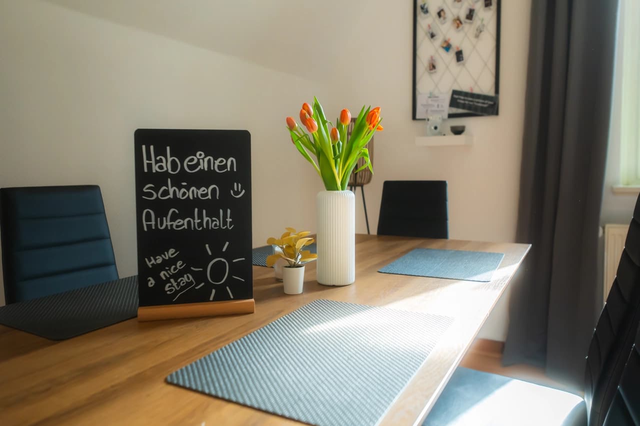 Esstisch mit Blumen