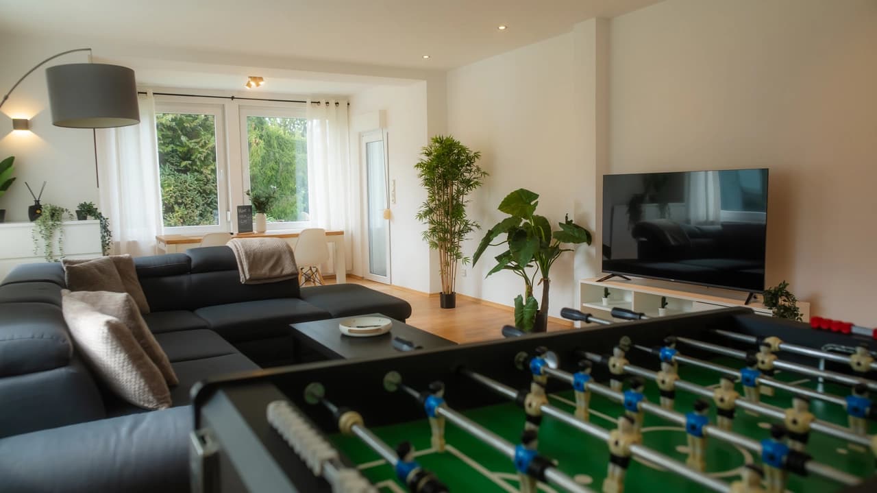 Wohnzimmer mit Kickertisch