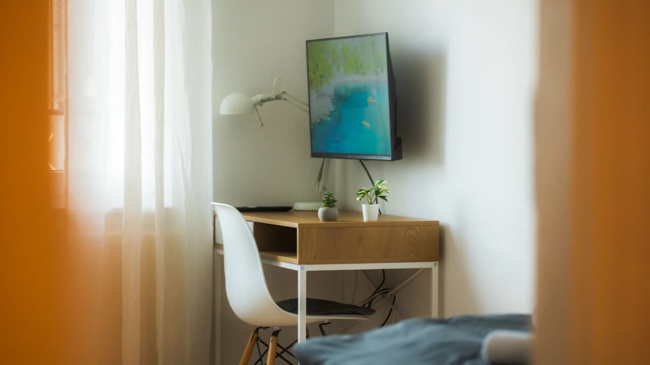 Arbeitsplatz mit Fernseher