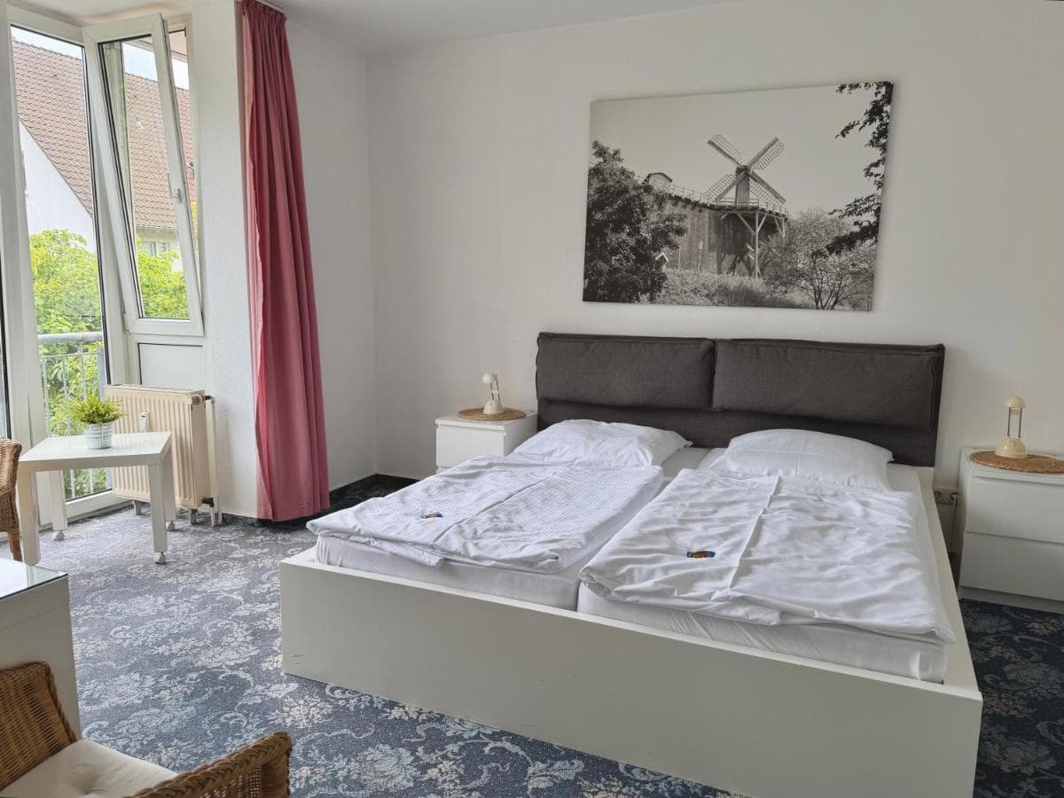 Doppelbett mit Nachttischen