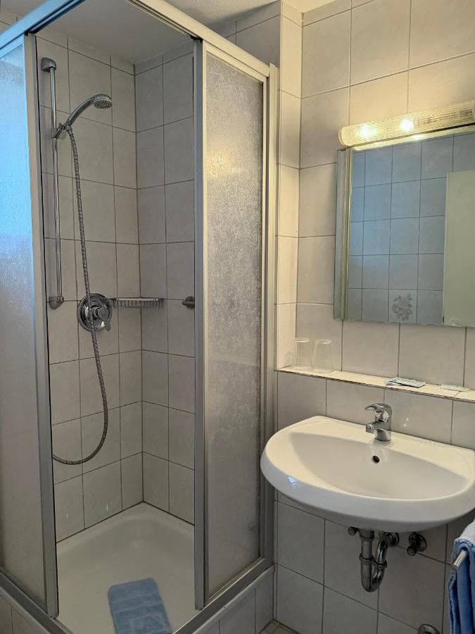 Bad mit Dusche und Waschbecken