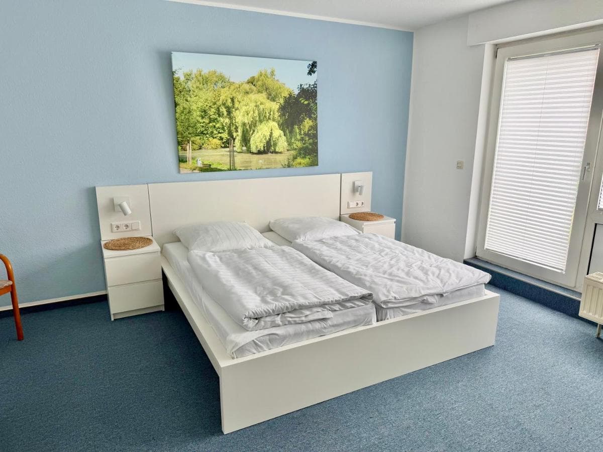 Doppelzimmer mit hellblauer Wand